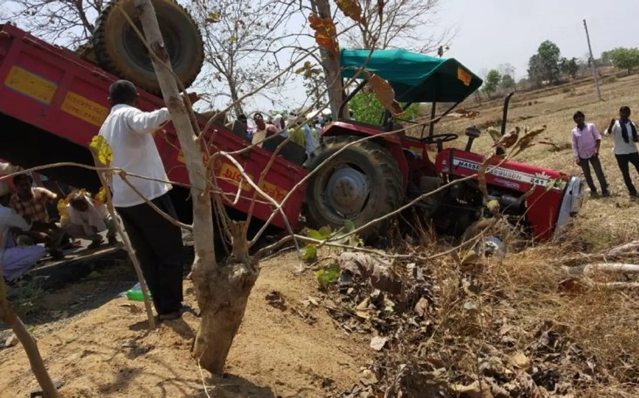 महाराष्ट्रः वोट डाल कर लौट रहे थे लोग, पलट गया ट्रैक्टर, 3 की मौत, 9 घायल