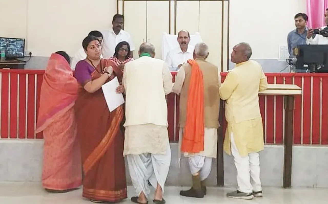 लोकसभा चुनाव 2019: राहुल गांधी को टक्कर देने के लिए स्मृति ईरानी ने अमेठी से किया नामांकन