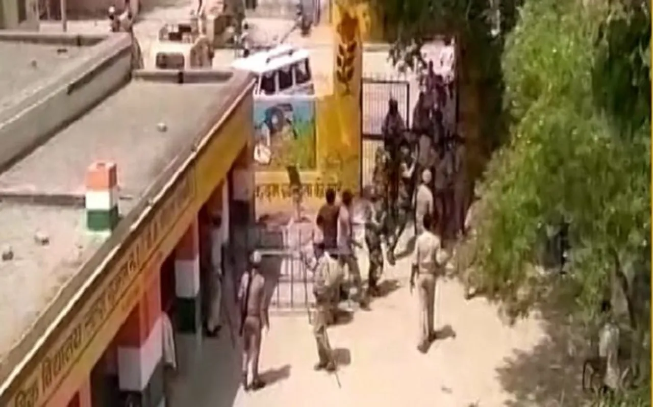 कैराना में वोटिंग के दौरान हंगामा, बीएसएफ ने की हवाई फायरिंग