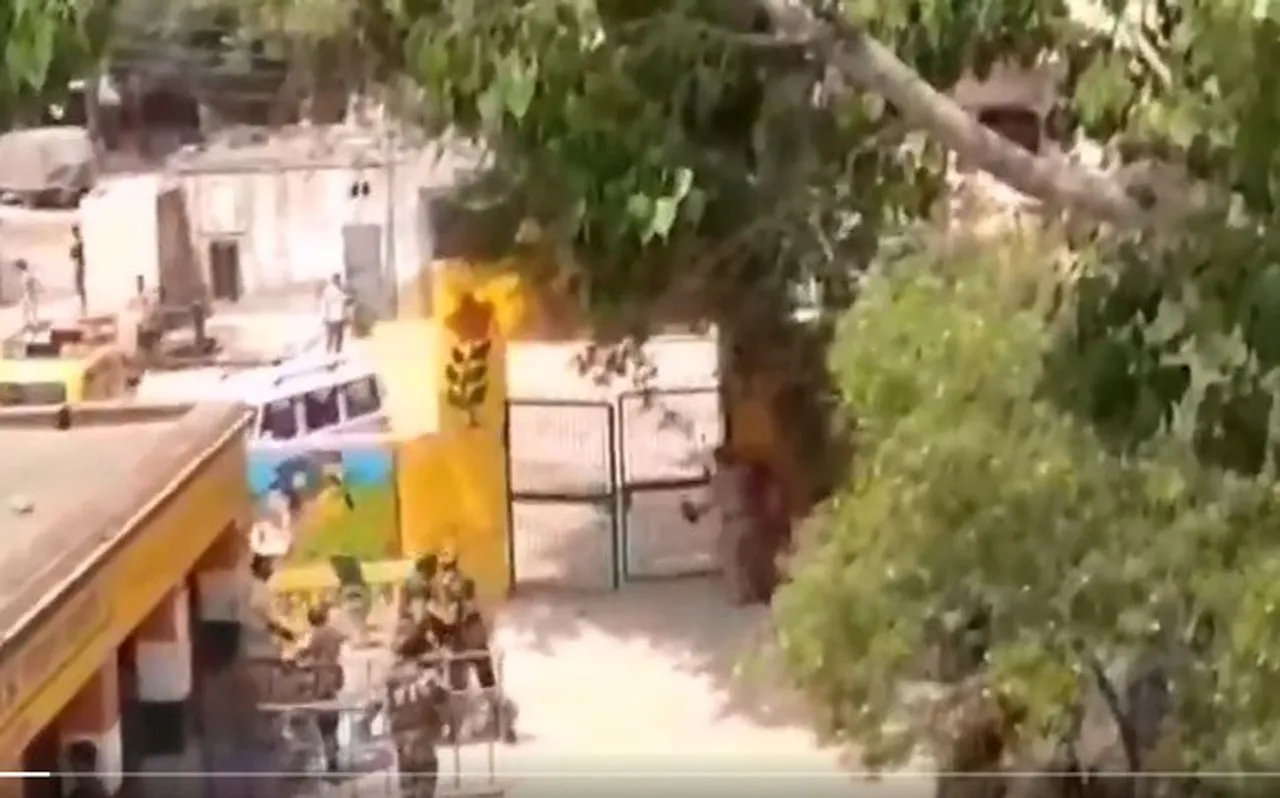 उत्तर प्रदेश: शामली में फर्जी वोटिंग को लेकर सुरक्षाबलों से भिड़े ग्रामीण, जवानों ने की हवाई फायरिंग, देखें VIDEO