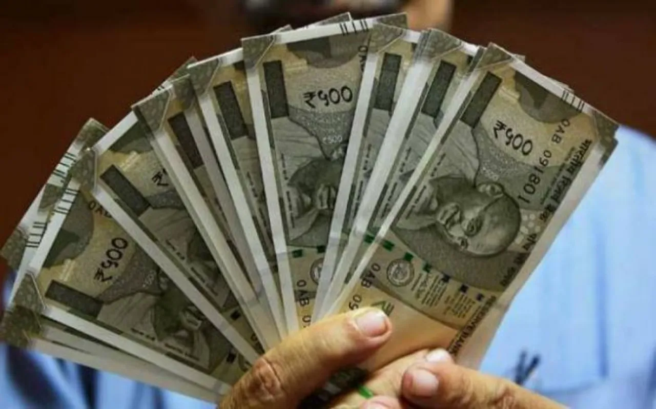Currency Market: अमेरिकी डॉलर के मुकाबले 12 पैसे कमजोर खुला रुपया