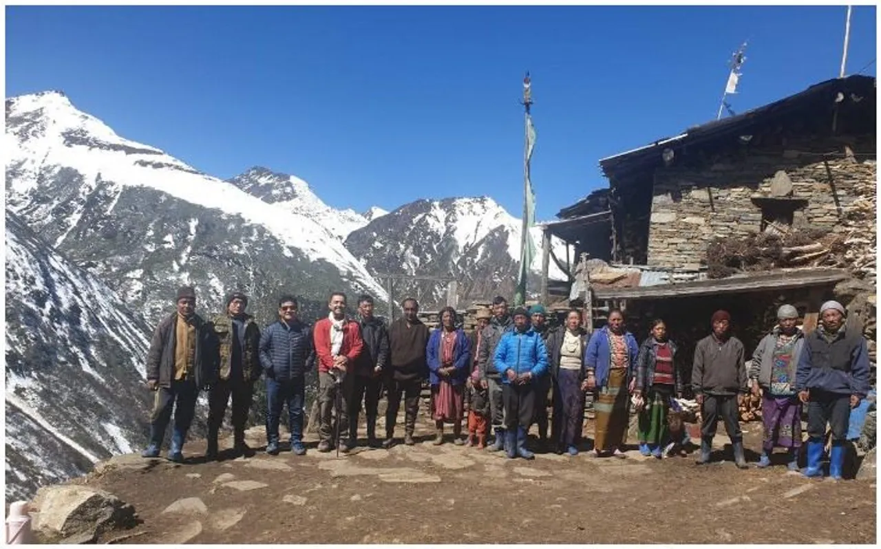 अरुणाचल प्रदेश में 13583 फीट की ऊंचाई पर चुनाव कराने के लिए कैसे पहुंची टीम, देखिए तस्वीरें