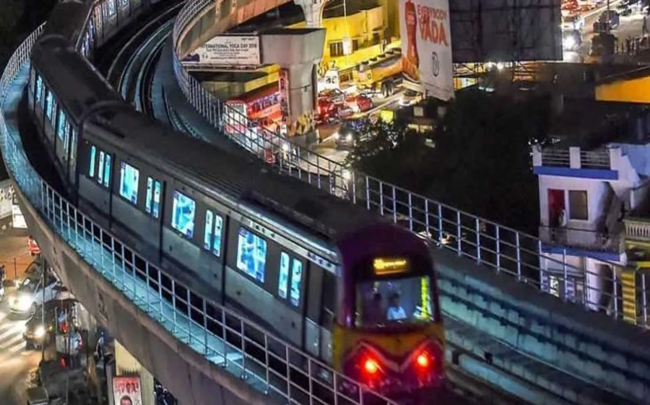 दिल्ली मेट्रो के दावे की खुली पोल, मेट्रो में फंसी महिला की साड़ी, जानें फिर क्या हुआ
