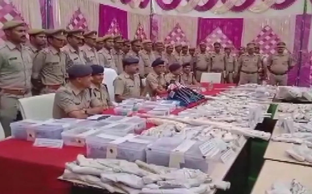 उत्तर प्रदेश : बुलंदशहर पुलिस को बड़ी कामयाबी, भारी मात्रा में हथियार और शराब जब्त