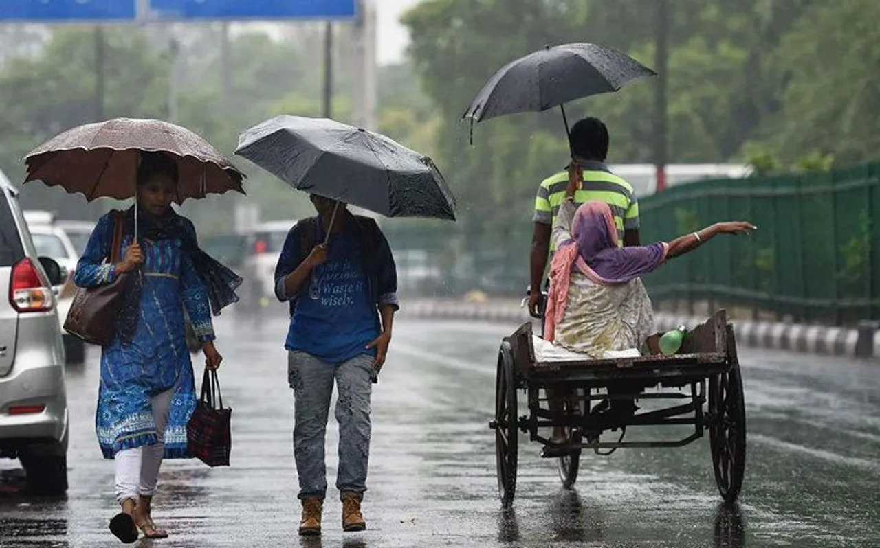 दिल्ली-NCR समेत कई राज्यों में तेज आंधी के बाद हल्की बारिश, मौसम हुआ सुहाना