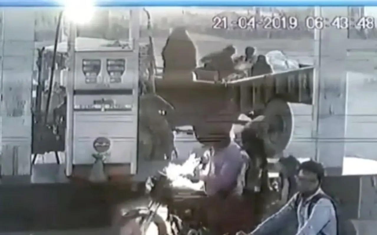उत्तर प्रदेश: ललितपुर में पेट्रोल पंप पर पेट्रोल भराते वक्त बाइक में लगी आग, मचा हड़कंप