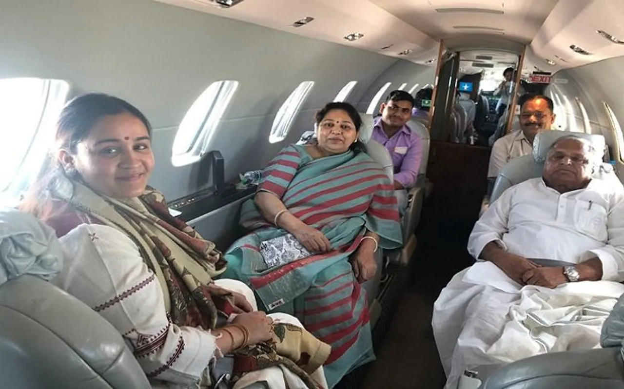 हवाई जहाज में सवार होकर वोट डालने पहुंचा 'समाजवादी परिवार'