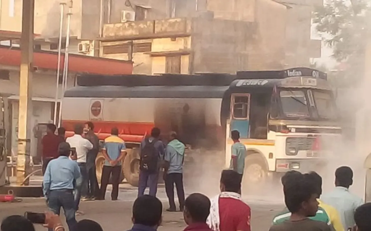 पेट्रोल पंप में डीजल खाली कर रहा था टैंकर, तभी लग गई आग