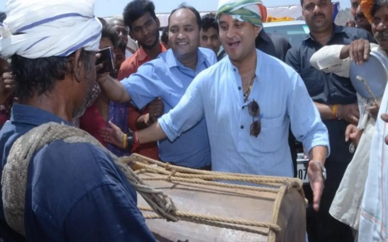 जनता को रिझाने के लिए ज्योतिरादित्य सिंधिया ने बजाया ढोल तो ऐसे झूम उठे नेता, देखें VIDEO