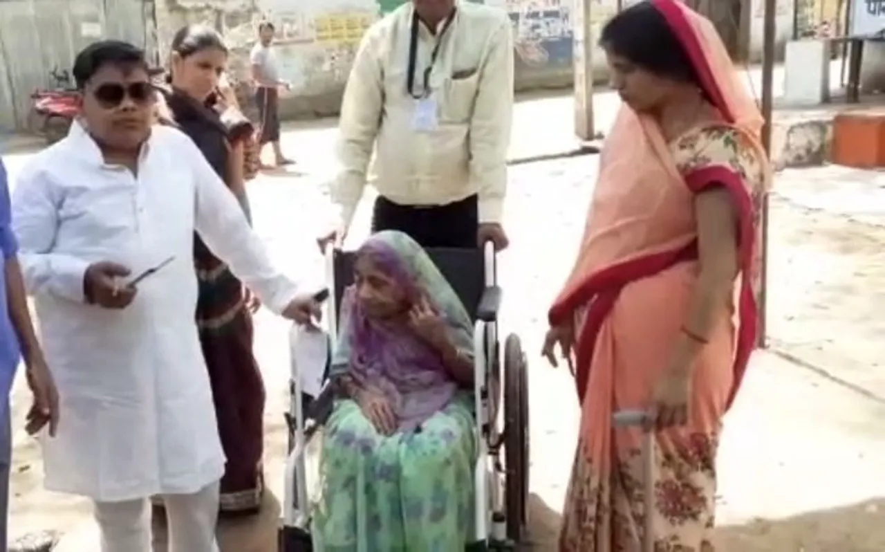 देश के महापर्व में 103 साल की महिला ने भी लिया हिस्सा, ऐसे पोलिंग बूथ पर पहुंचकर डाला वोट