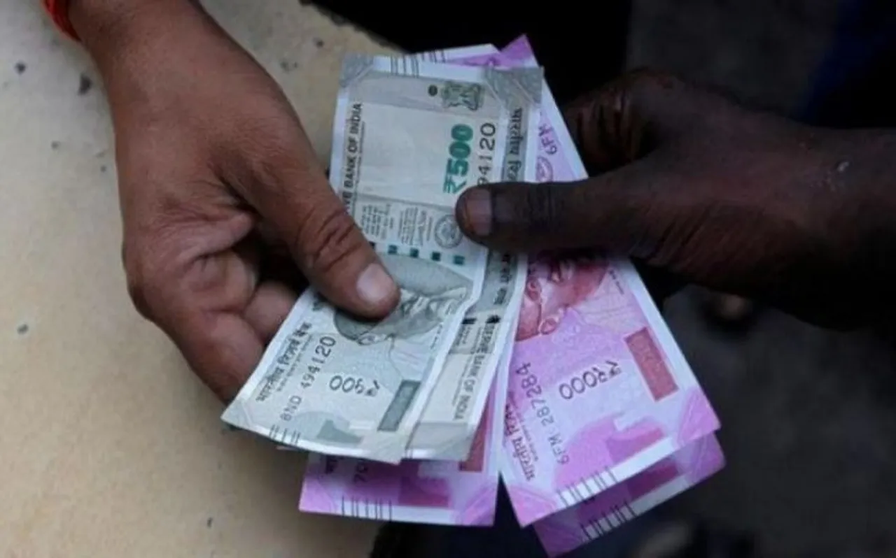 Rupee Open Today: डॉलर के मुकाबले रुपया 5 पैसे की कमजोरी के साथ खुला