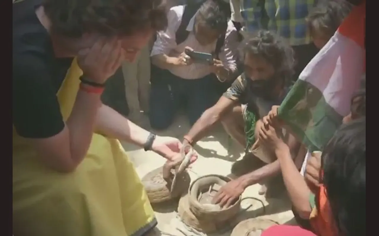 रायबरेली में चुनाव प्रचार के दौरान प्रियंका गांधी ने हाथों में लिया सांप, देखें वीडियो