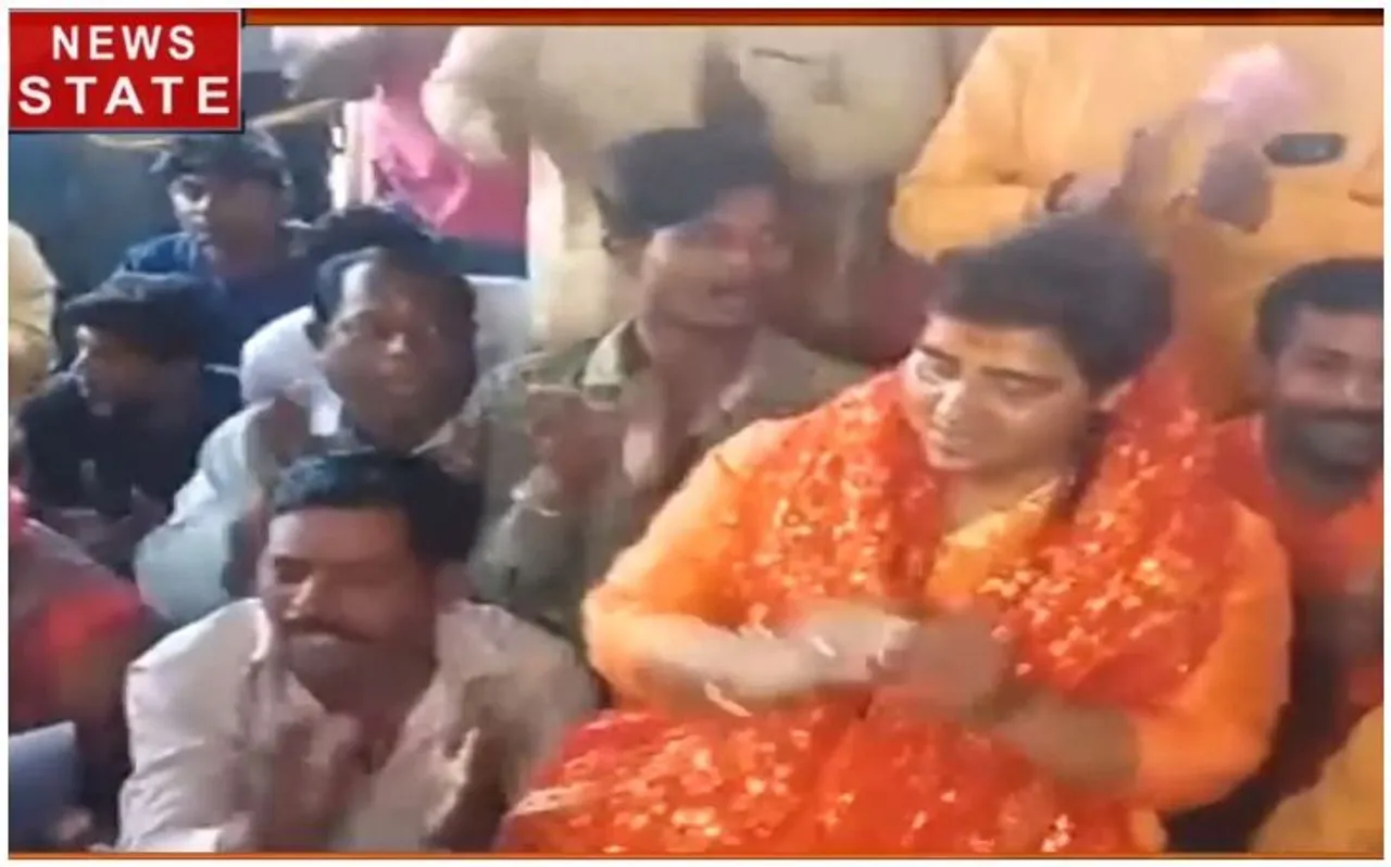 बैन के बाद साध्वी प्रज्ञा का मंदिर-मंदिर घूमना जारी, आज भी कई जगह की पूजा-अर्चना