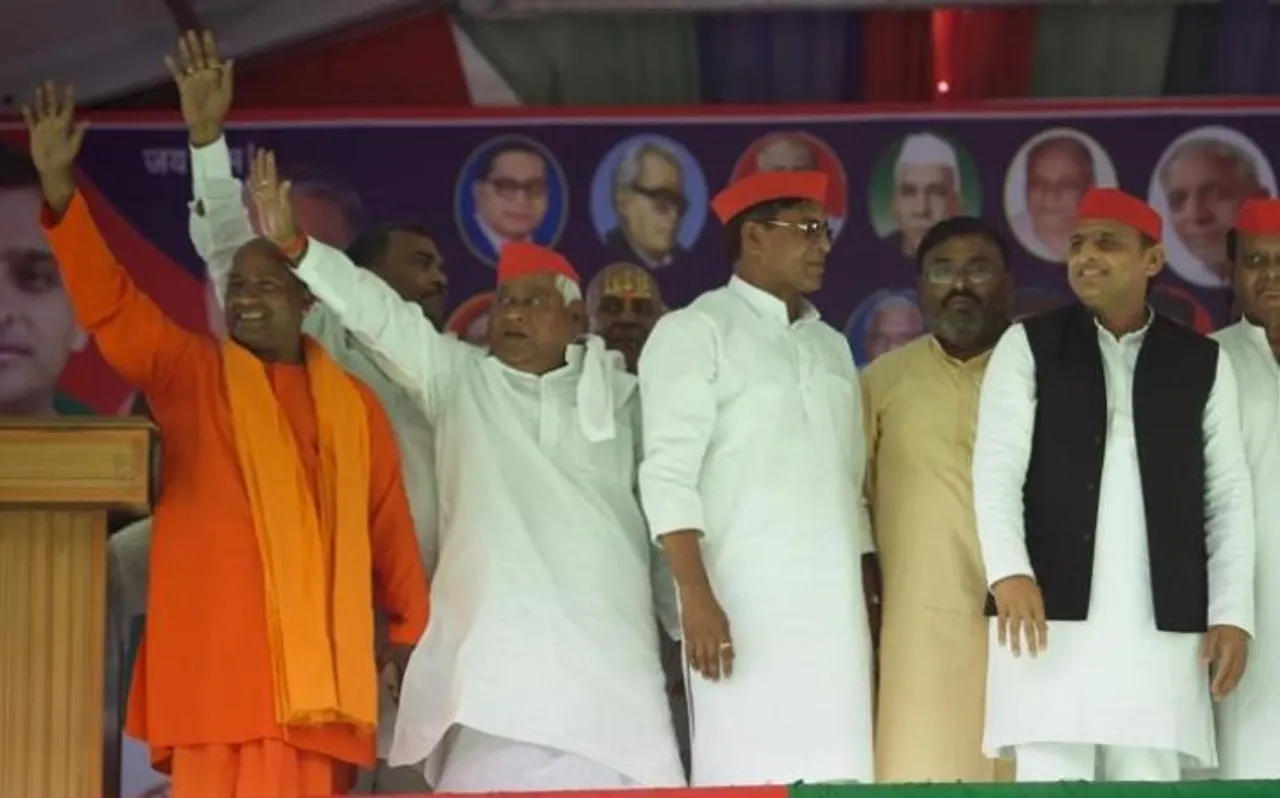 जब सपा की रैली में पहुंचे भगवाधारी 'योगी', अखिलेश बोले- ये गोरखपुर जा रहे थे, हम बाराबंकी ले आए