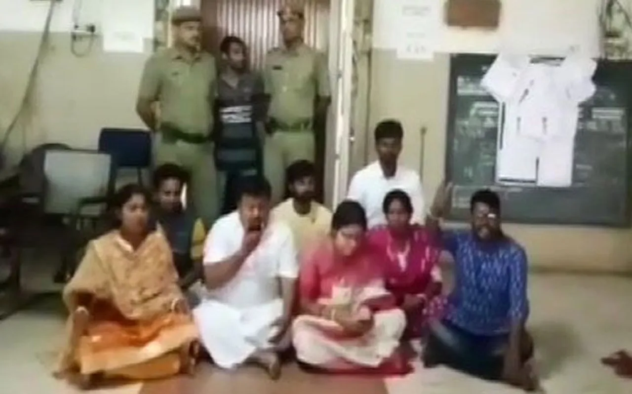 प.बंगाल में TMC कैडरों ने की हिंसा, बीजेपी नेता लॉकेट चटर्जी मजिस्ट्रेट ऑफिस में बैठे धरने पर