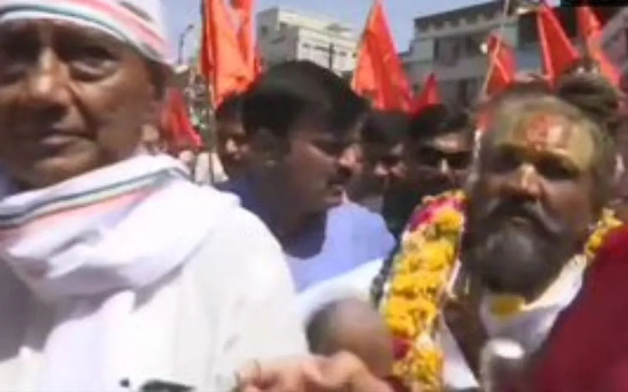 भोपाल: कांग्रेस उम्मीदवार दिग्विजय सिंह के समर्थन में सड़कों पर उतरे साधु-संत