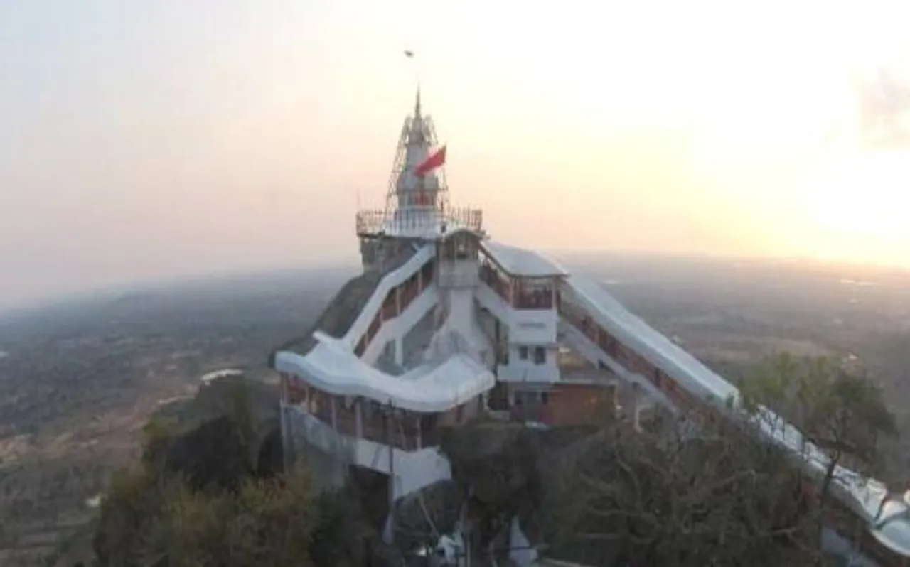 डोंगरगढ़ में 2 हजार फीट की ऊंचाई पर विराजती हैं मां बम्लेश्वरी, सालभर यहां लगा रहता है भक्तों का तांता