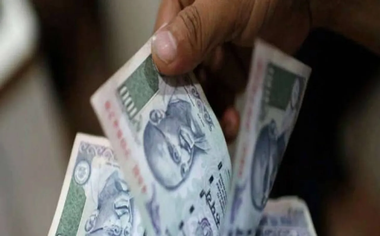 Rupee Open Today: डॉलर के मुकाबले रुपये में रिकवरी, गिरावट की आशंका बरकरार