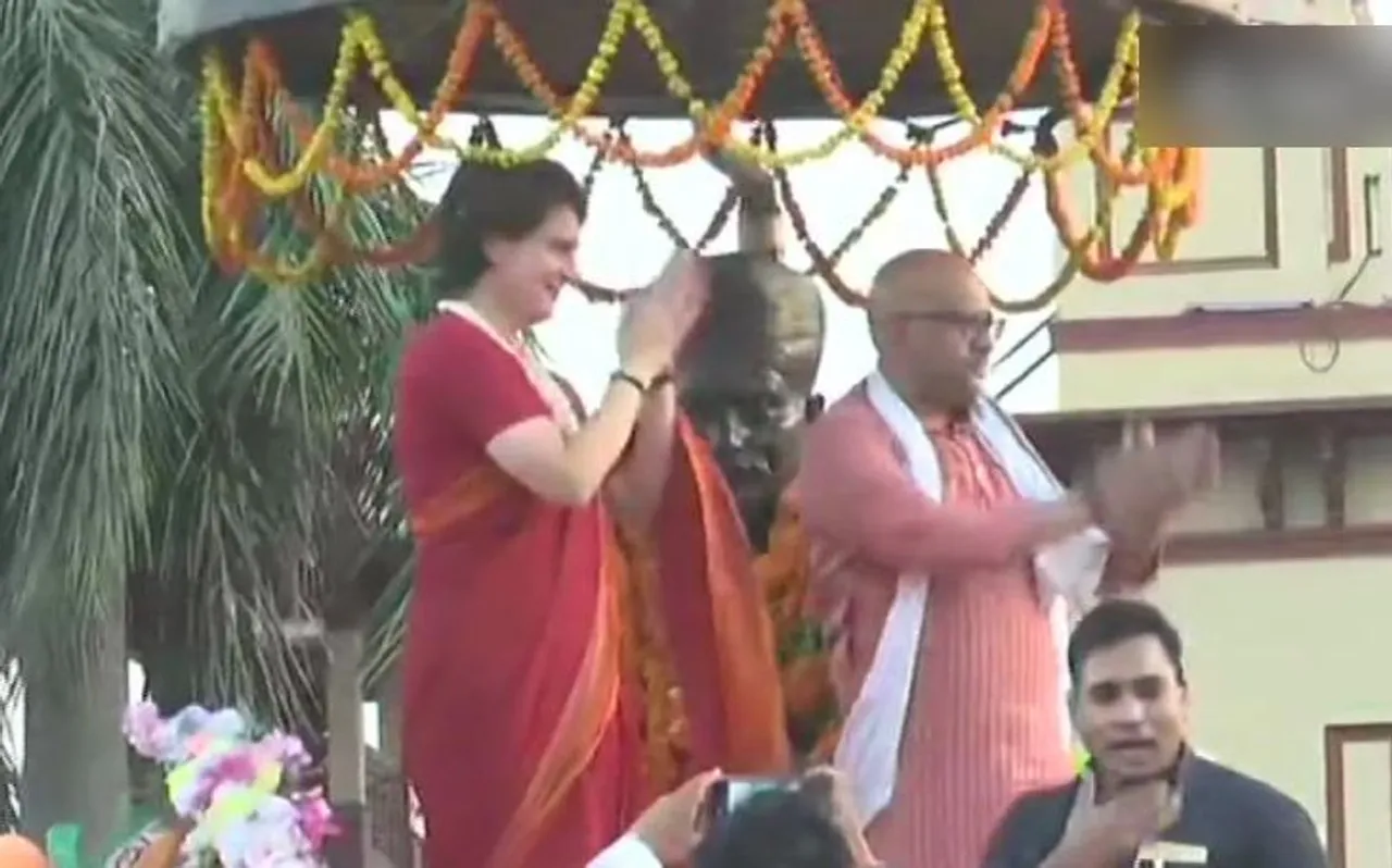 पीएम मोदी के गढ़ में कांग्रेस ने झोंकी ताकत, प्रियंका ने किया रोड शो
