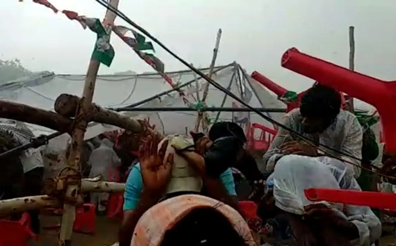 देवरिया में उड़ गया प्रियंका गांधी का टेंट, देखें वीडियो