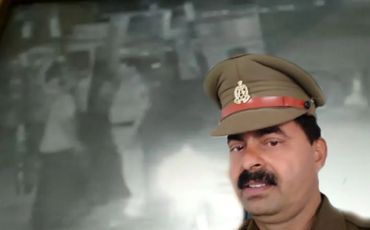 कंधे पर लगे सितारों का रौब झाड़ने के लिए दरोगा ने पेट्रोल पंप के कर्मचारी को पीटा, Video वायरल