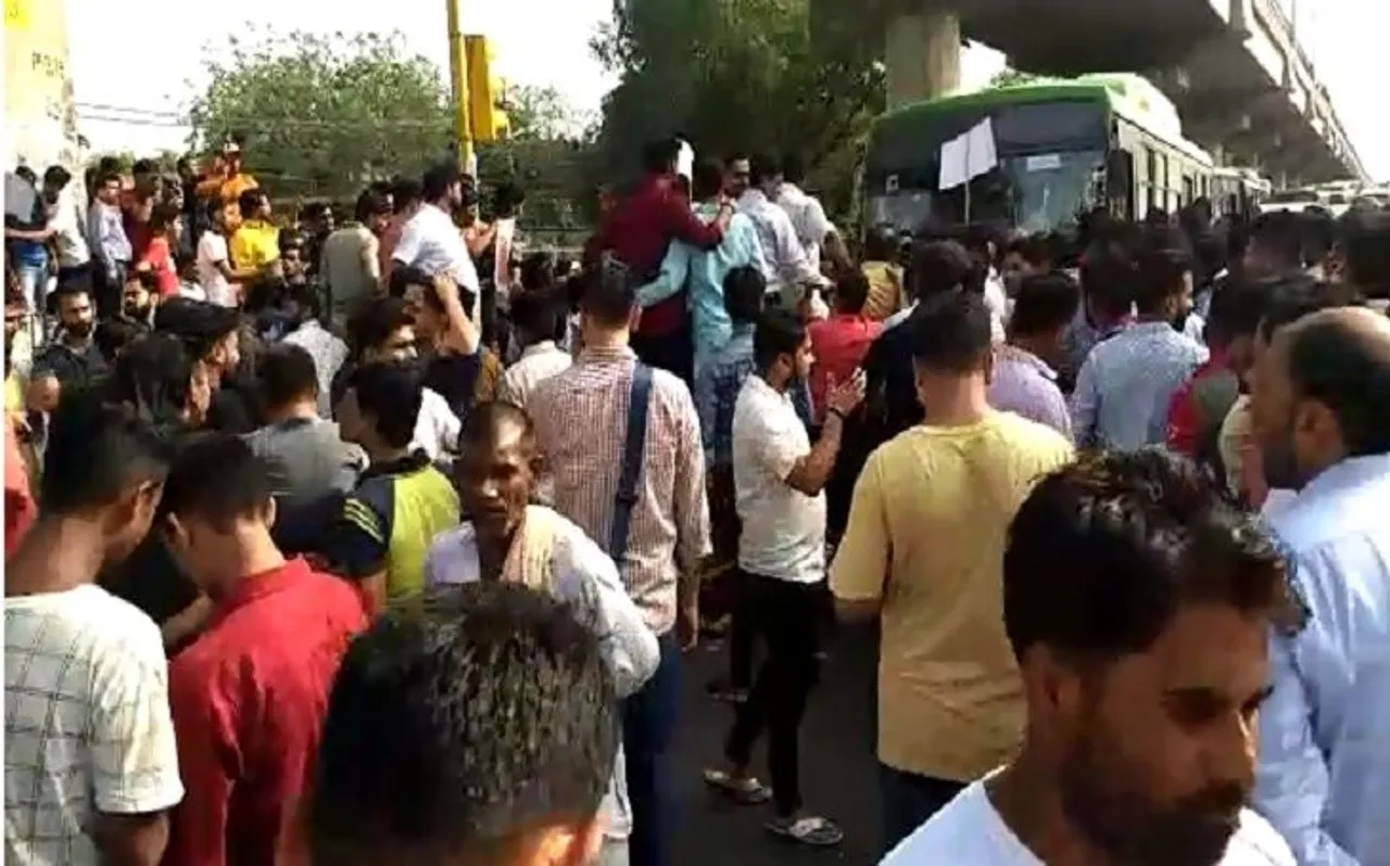 ध्रुव त्यागी हत्याकांड : प्रदर्शनकारियों ने किया चक्का जाम, जमकर की नारेबाजी