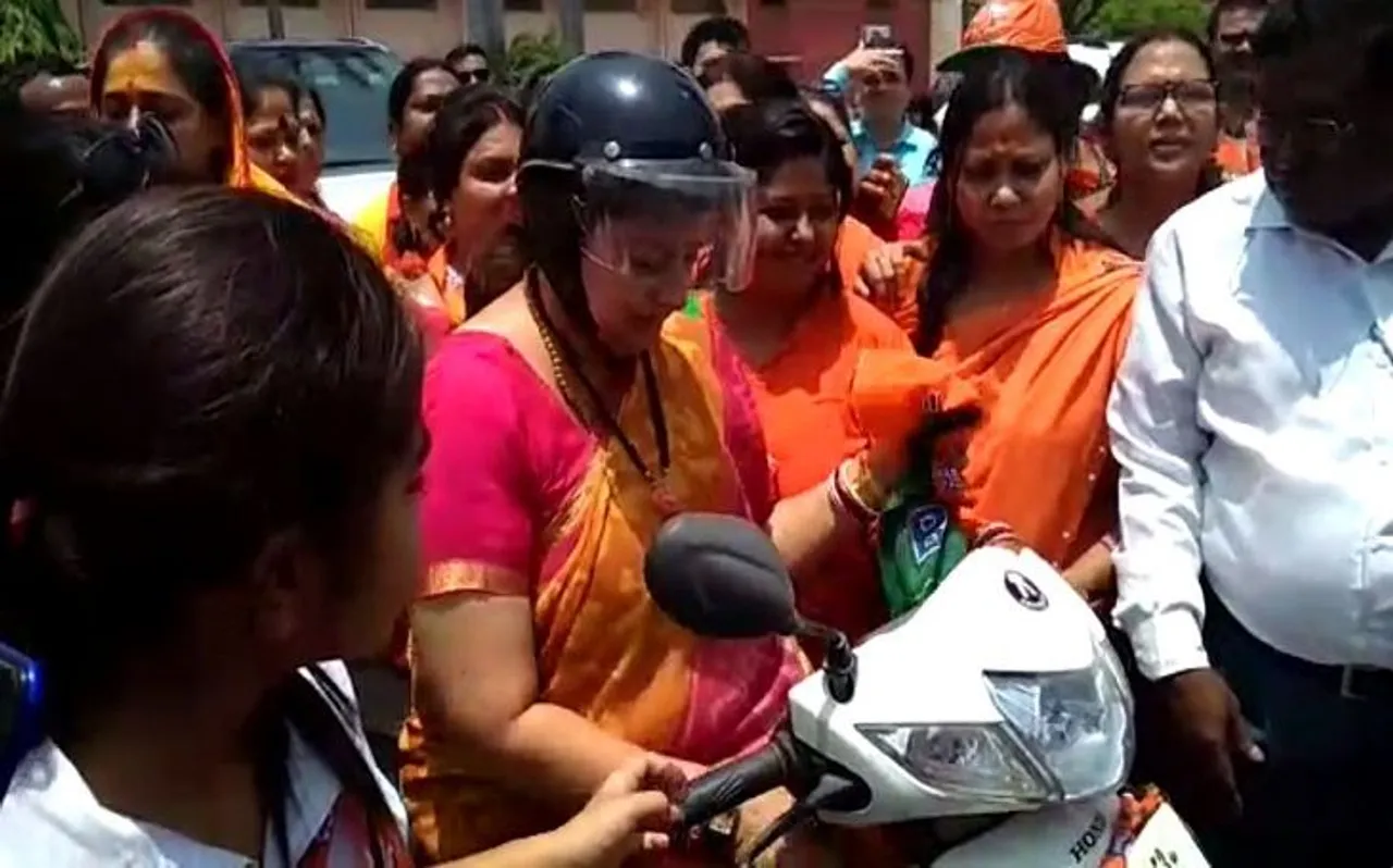 गोरखपुर में केंद्रीय मंत्री स्मृति ईरानी ने निकाली बाइक रैली, रवि किशन के लिए मांगे वोट