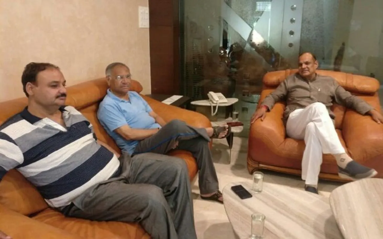 ग्वालियर: चुनाव प्रचार से मिली फुर्सत तो दो प्रतिद्वंद्वी उम्मीदवारों ने जाना एक-दूसरे का हालचाल