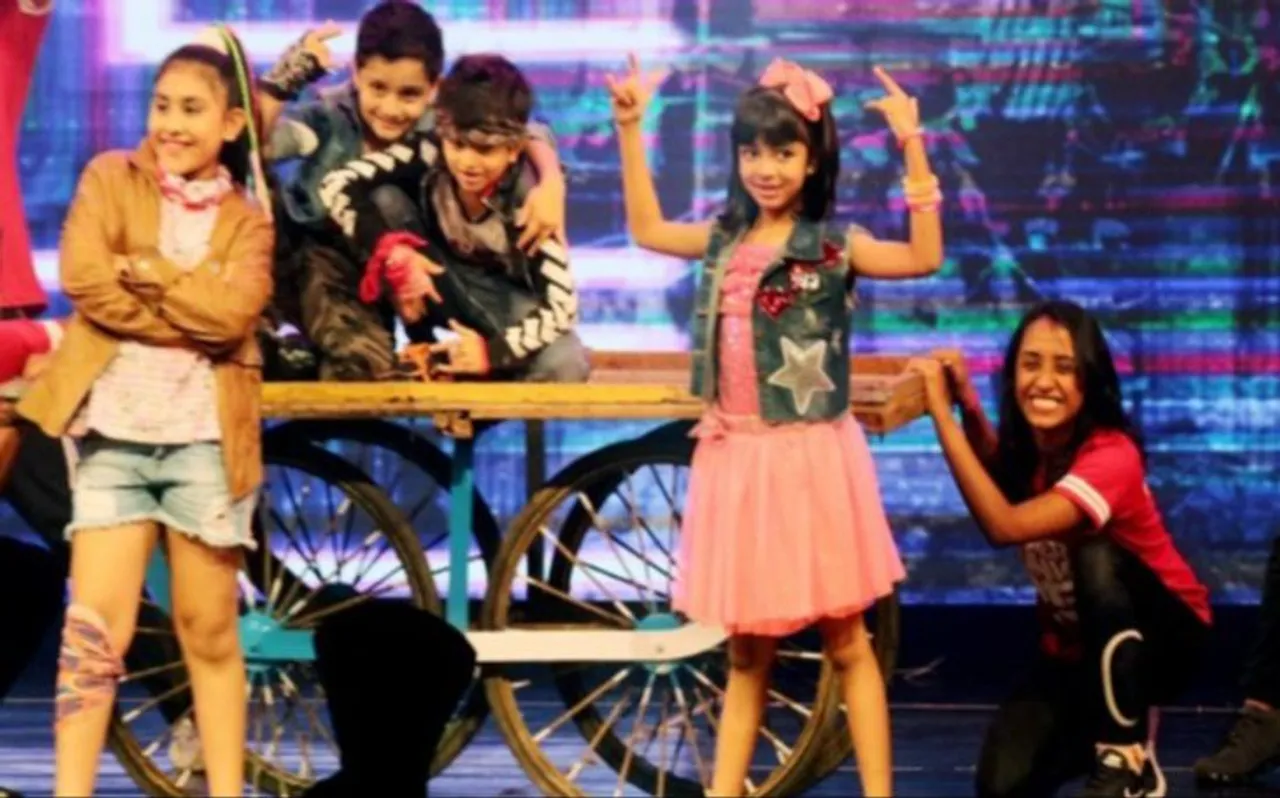 Viral Video: 7 साल की आराध्या ने किया स्टेज पर दमदार डांस, अभिषेक और ऐश्वर्या ने किया चीयर