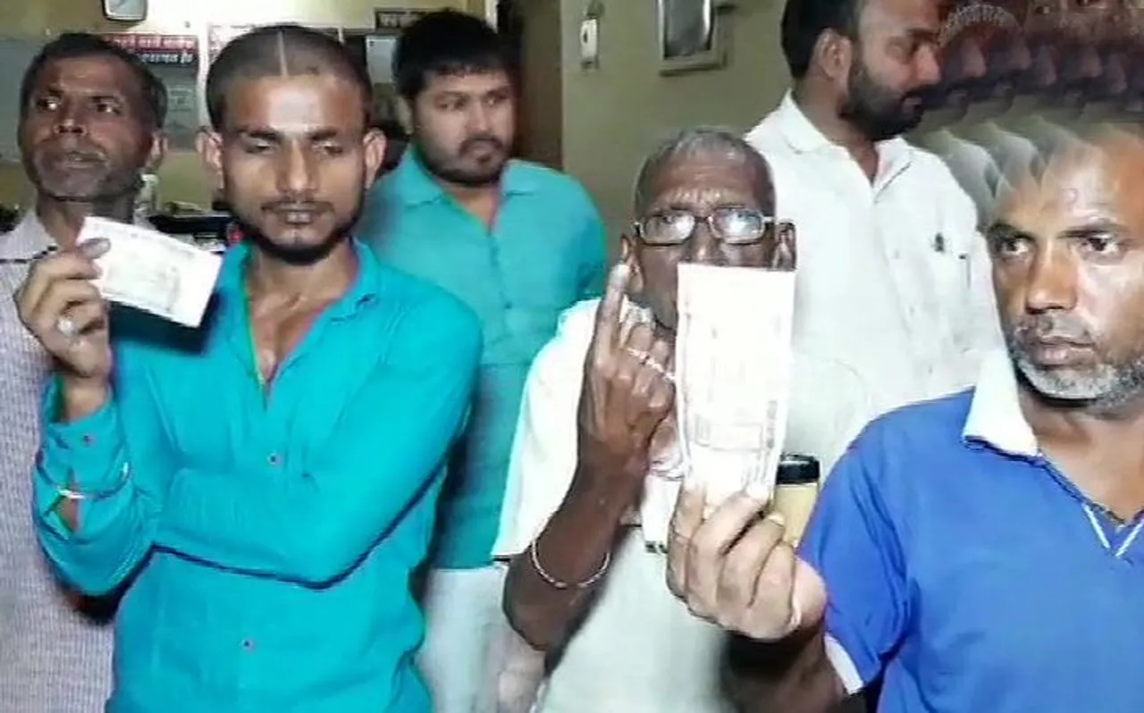 UP: वोट न देने पर पहले दिया नोट, फिर लगा दी अंगुलियों में स्याही, BJP कार्यकर्ताओं पर आरोप