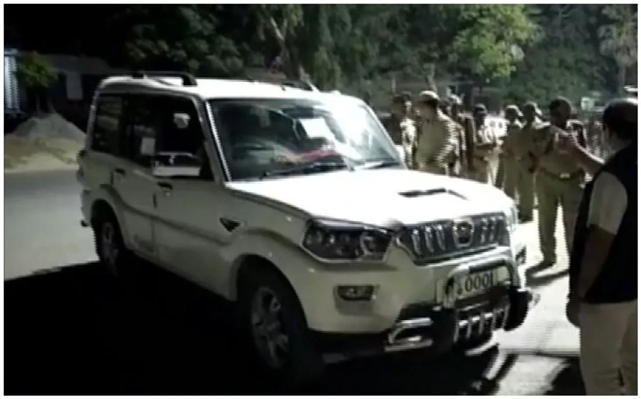 मऊ में EVM की रखवाली करने पहुंचे महागठबंधन समर्थकों पर पुलिस ने किया लाठी चार्ज