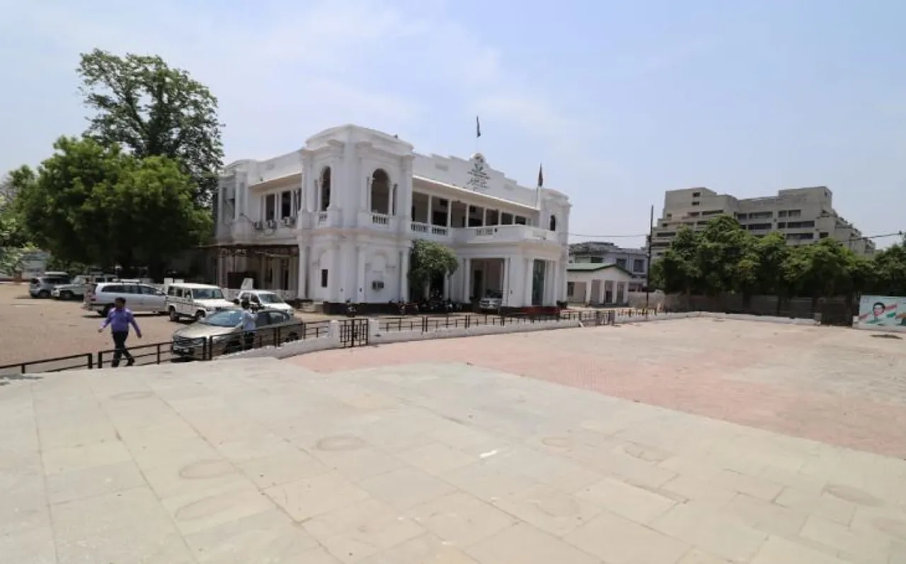 रुझानों के बाद सपा-कांग्रेस के कार्यालय पर पसरा सन्नाटा
