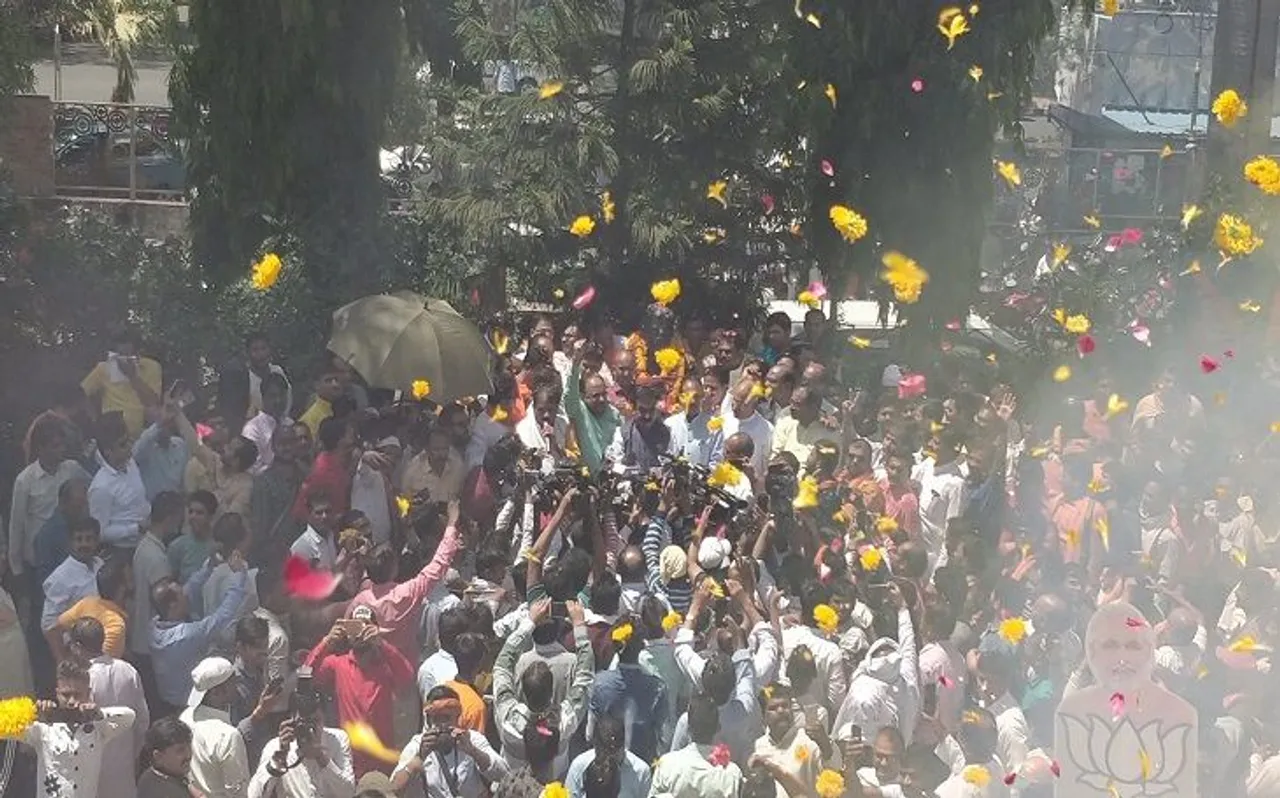 मध्य प्रदेश में बीजेपी को मिली बड़ी सफलता पर पार्टी कार्यकर्ता जश्न में डूबे