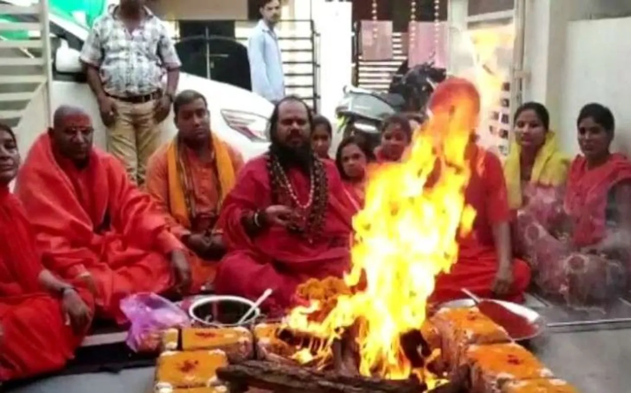 निरंजनी अखाड़े से निकाले गए स्वामी वैराग्यानंद, दिग्विजय सिंह की जीत के लिए किया था मिर्ची हवन