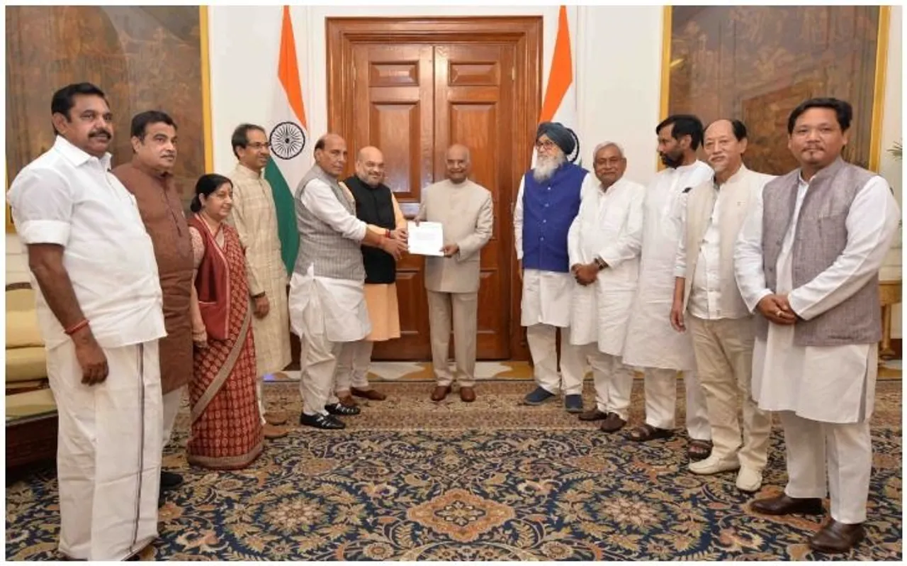 राष्ट्रपति रामनाथ कोविंद ने नरेंद्र मोदी को सरकार बनाने का आमंत्रण दिया
