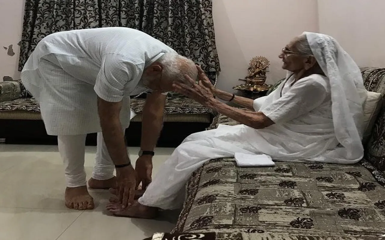 PHOTOS : प्रचंड जीत के बाद पीएम मोदी पहली बार अपनी मां से मिलकर लिया आशीर्वाद