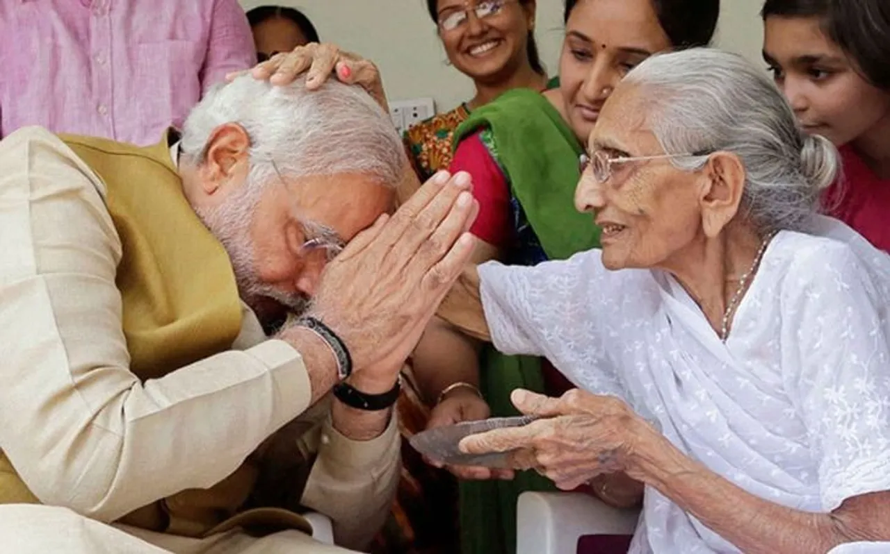 जानें पीएम बनने के बाद कितनी बार अपनी मां से मिले नरेंद्र मोदी