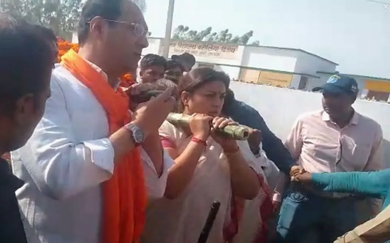 अमेठी में स्मृति ईरानी ने दिया पूर्व प्रधान सुरेंद्र सिंह की अर्थी को कंधा, देखें VIDEO