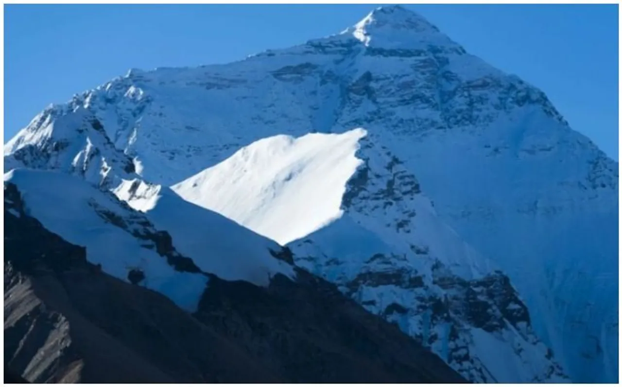 माउंट एवरेस्ट से स्वच्छता अभियान के तहत 10000 किलोग्राम से अधिक कूड़ा इकट्ठा किया गया