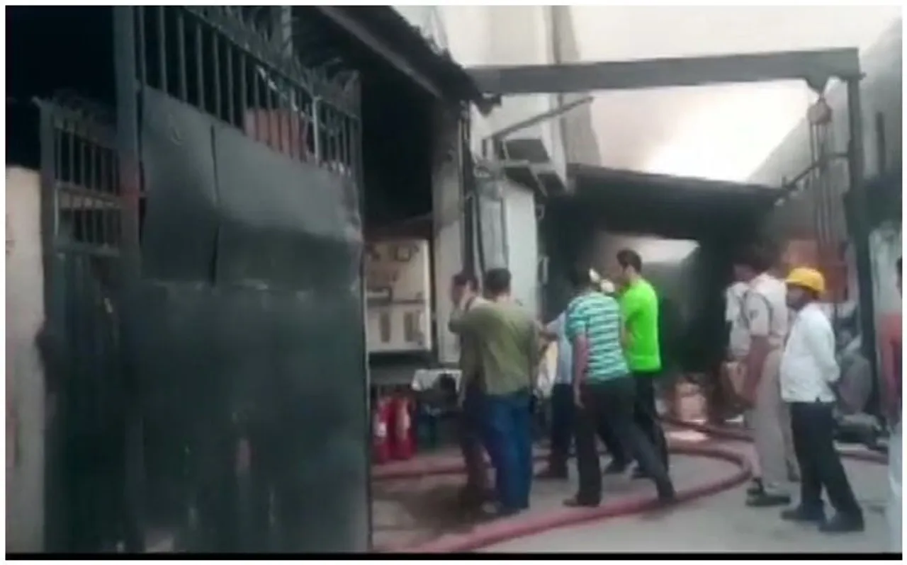दिल्ली : उद्योग विहार इलाके की एक बल्ब फैक्ट्री में लगी आग, दमकल की 15 गाड़ियां पहुंची