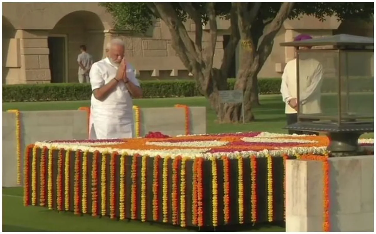 PM पद की शपथ लेने से पहले नरेंद्र मोदी ने महात्मा गांधी और अटल बिहारी वाजपेयी को दी श्रद्धांजलि