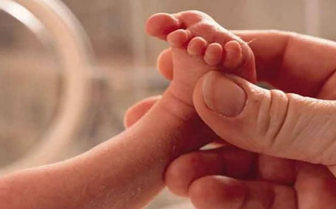 शर्मनाक! 4 घंटे पहले जन्मी बच्ची के साथ मां ने की ऐसी हरकत की दंग रह गए लोग
