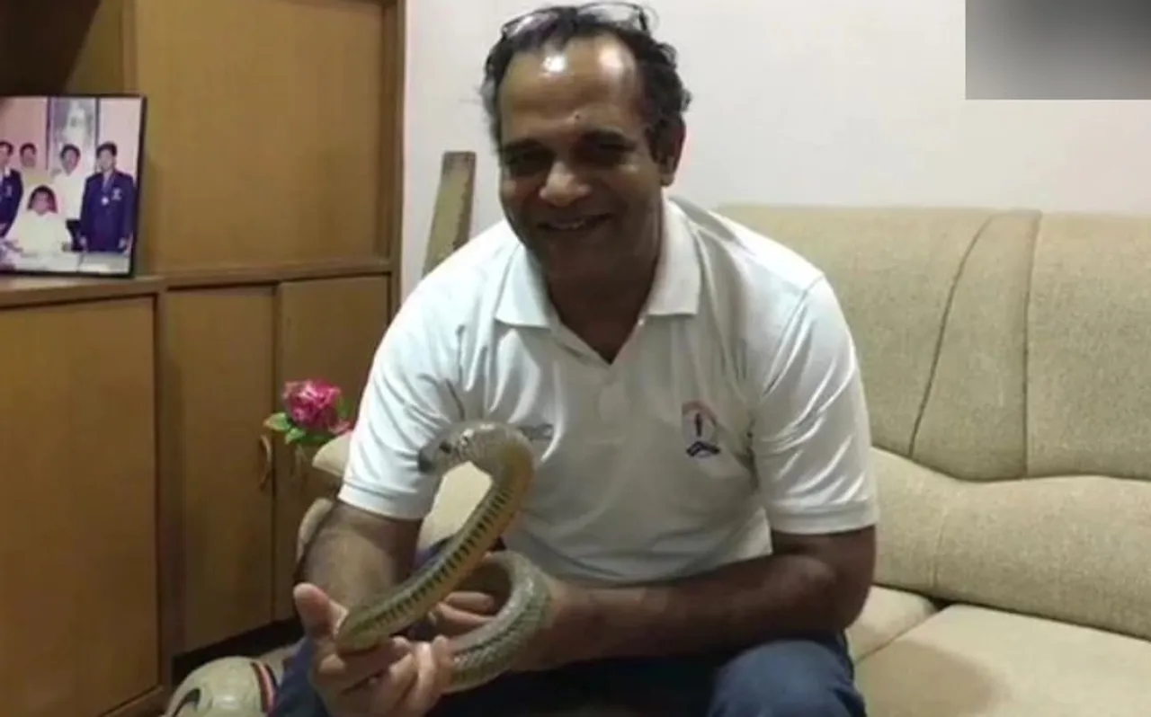 IT अधिकारी ने मुंह से पानी भरकर सांप को पिलाया, लोग रह गए हैरान