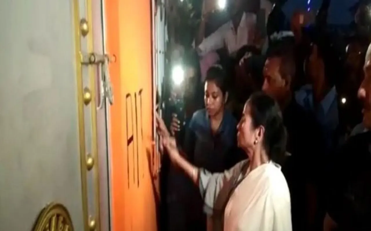 ममता बनर्जी ने बीजेपी दफ्तर का ताला तुड़वाया, टीएमसी का नाम और निशान पेंट किया