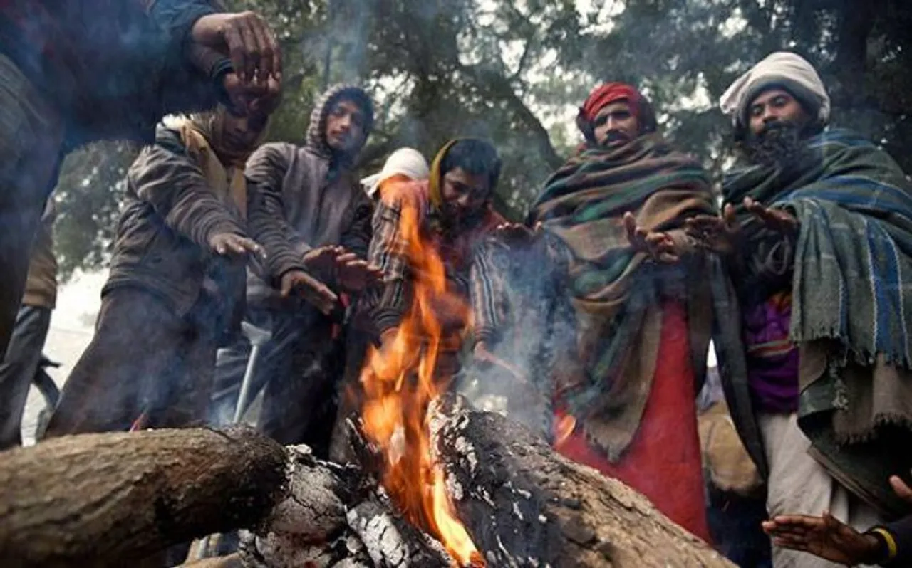एक तरफ भीषण गर्मी तो दूसरी तरफ कंबल ओढ़कर सोने को मजबूर लोग, जानें वजह