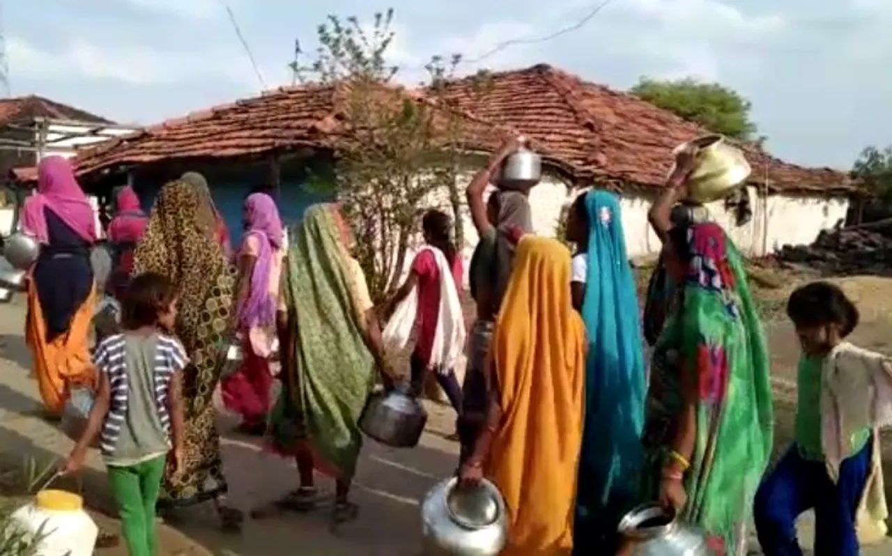 तालाब-नलकूप सूखे, मीलों चल कर लाना पड़ रहा पानी
