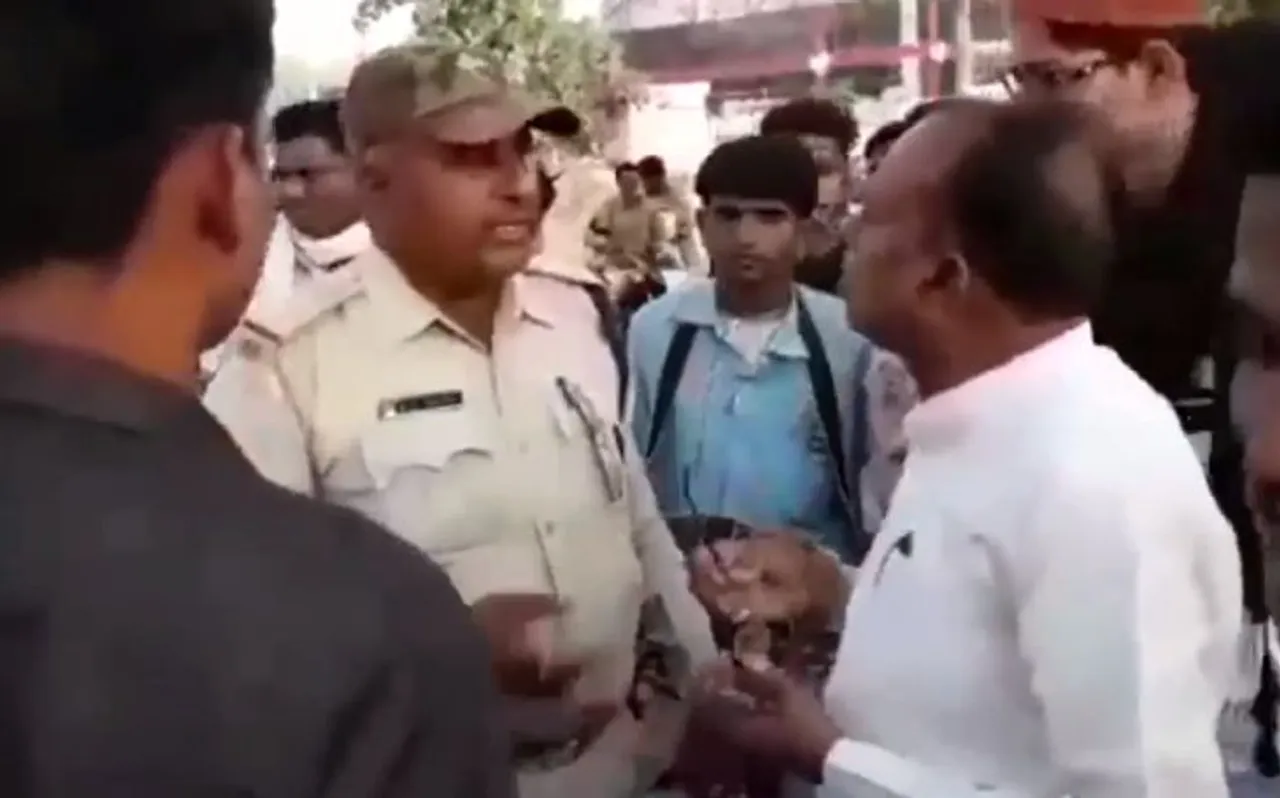 ट्रिपलिंग करने वालों का पुलिस ने काटा चालान, तो विधायक ने कहा करवा दूंगा 'ट्रांसफर', देखें Video