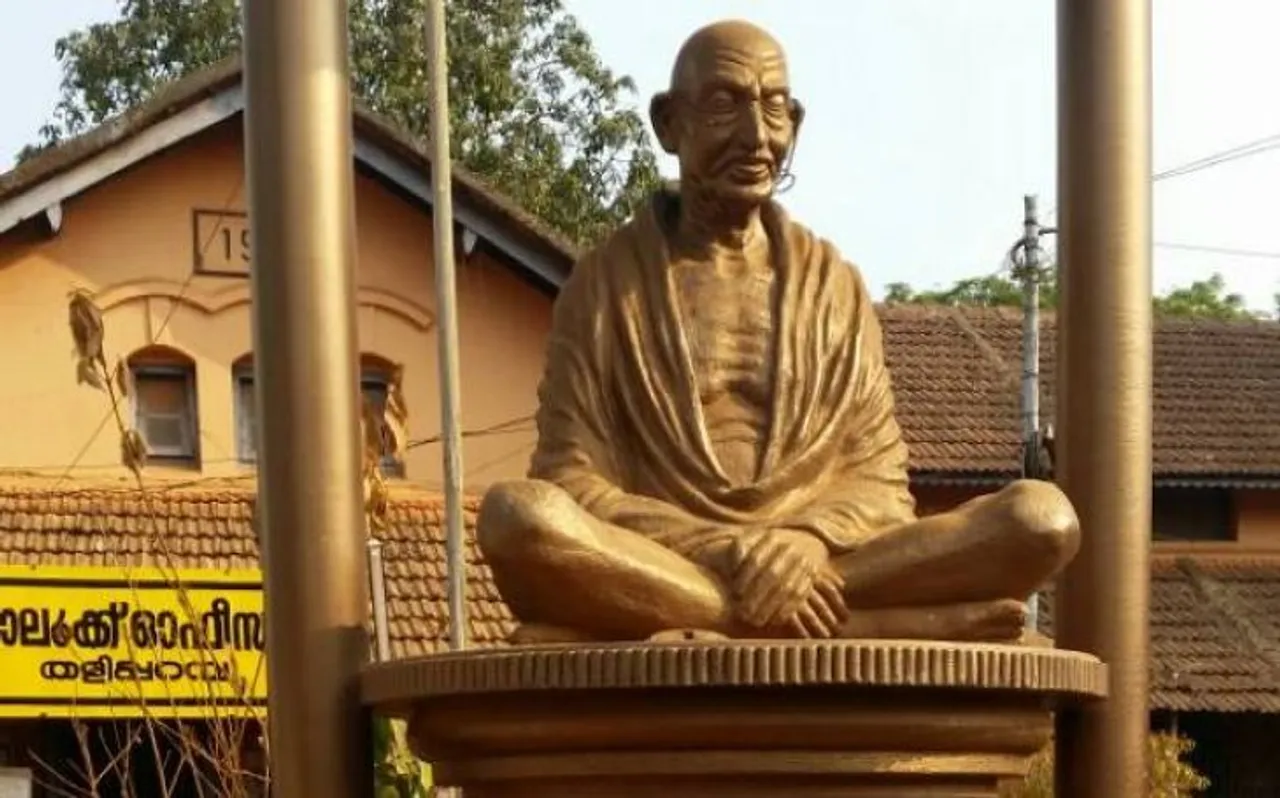 उप्र : शौचालयों की दीवारों पर महात्मा गांधी की तस्वीर