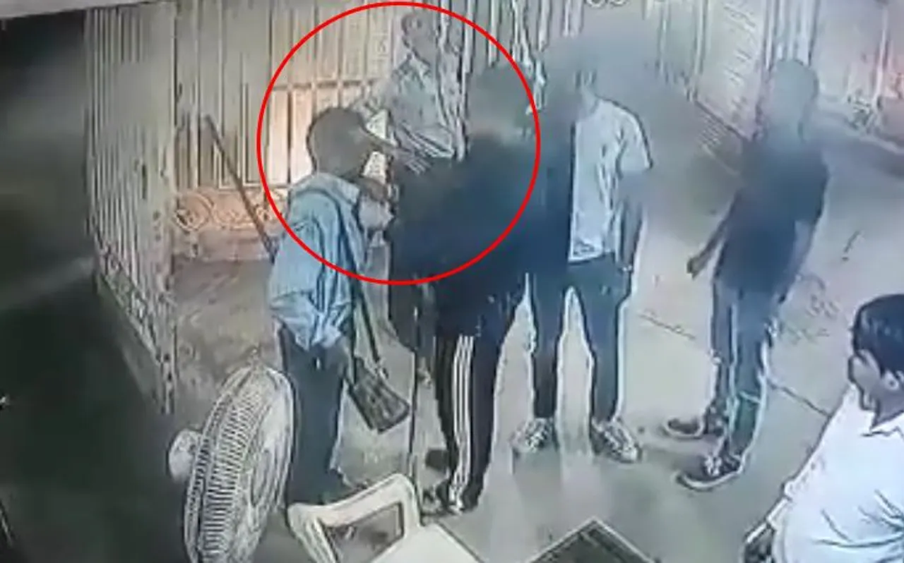 गाड़ी को सोसायटी में घुसने से रोकने पर कमिश्नर के बेटे ने गार्ड को पीटा, वीडियो वायरल