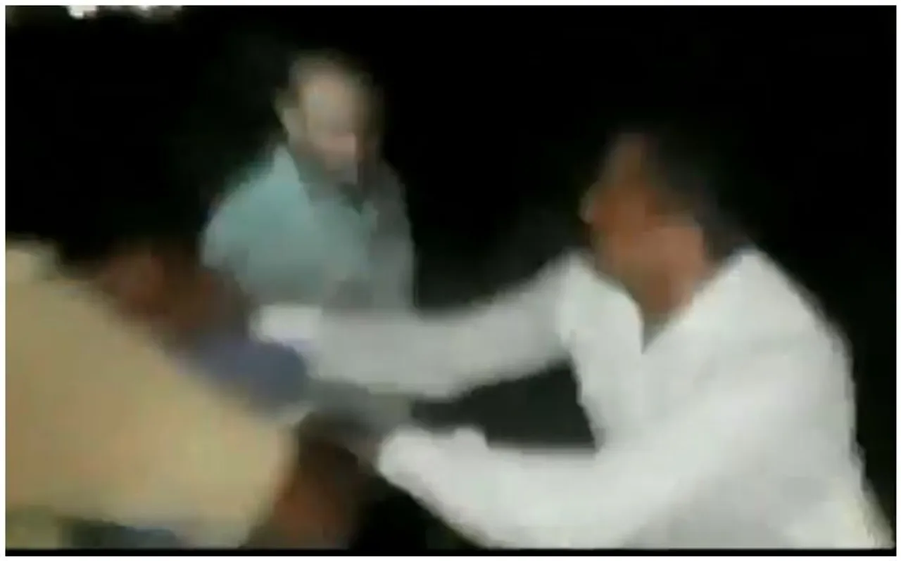 GRP ने उतारे पत्रकार के कपड़े, पिटाई के बाद मुंह में किया पेशाब, Video हुआ Viral